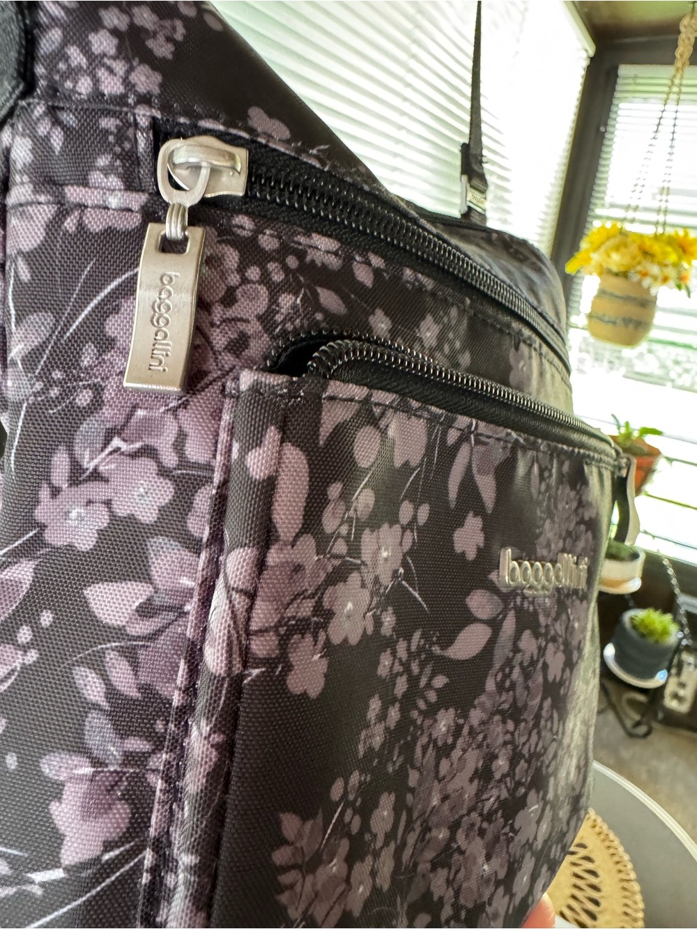 Baggallini Chelsea Crossbody Bag Black Hydrangea(Black, Gray, White)